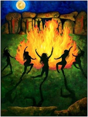 Mujeres danzando alrededor del fuego