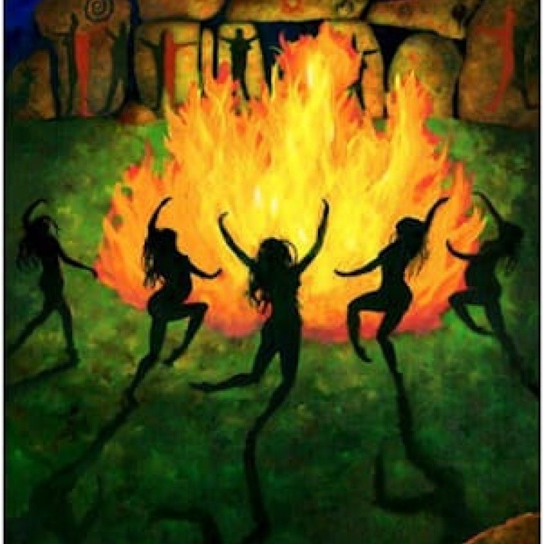 Mujeres danzando alrededor del fuego